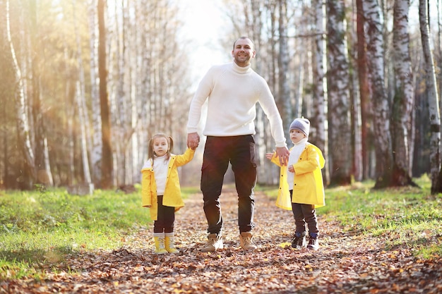 Los niños caminan en el parque de otoño en el otoño.