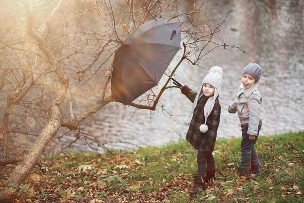 Los niños caminan en el parque de otoño en el otoño.