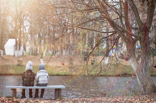 Los niños caminan en el parque de otoño en el otoño.