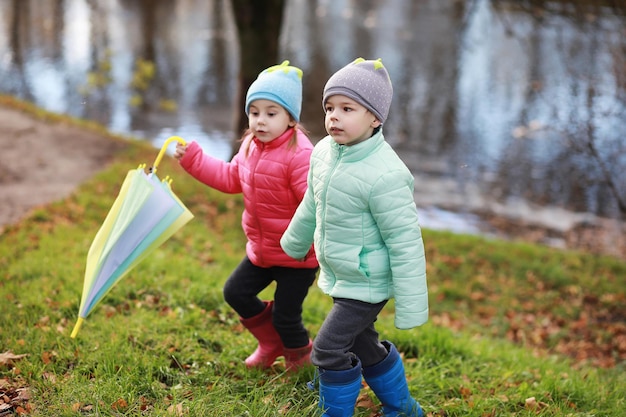 Los niños caminan en el parque de otoño en el otoño.