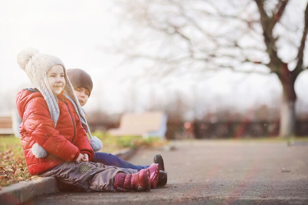 Los niños caminan en el parque de otoño en el otoño.