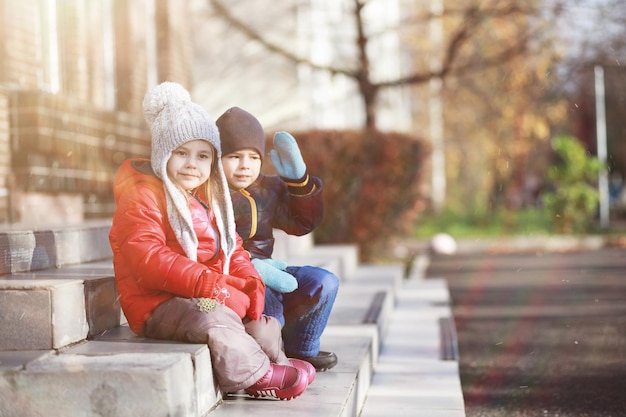 Los niños caminan en el parque de otoño en el otoño.