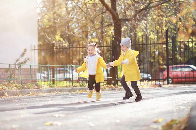 Los niños caminan en el parque de otoño en el otoño.