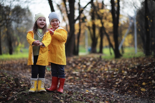 Los niños caminan en el parque de otoño en el otoño.