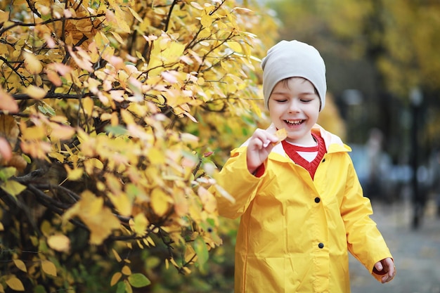 Los niños caminan en el parque de otoño en el otoño.