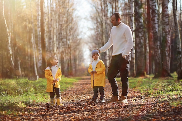 Los niños caminan en el parque de otoño en el otoño.