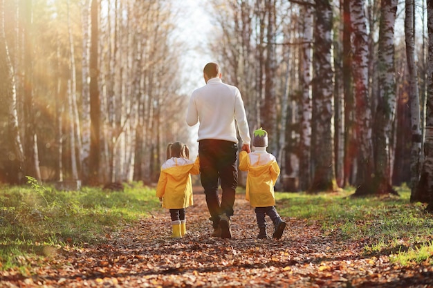 Los niños caminan en el parque de otoño en el otoño.