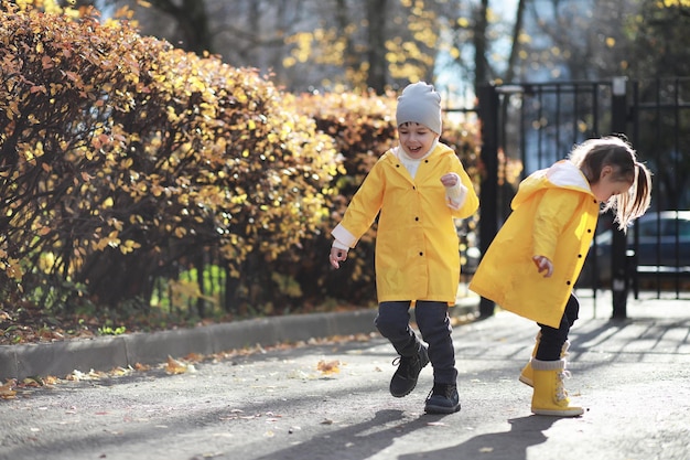 Los niños caminan en el parque de otoño en el otoño.