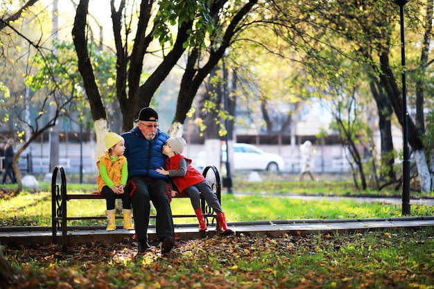 Los niños caminan en el parque de otoño en el otoño.