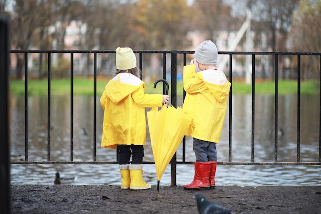 Los niños caminan en el parque de otoño en el otoño.