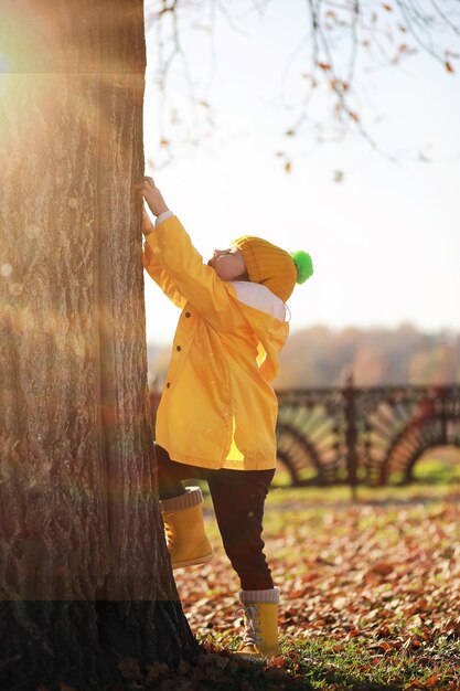 Los niños caminan en el parque de otoño en el otoño.