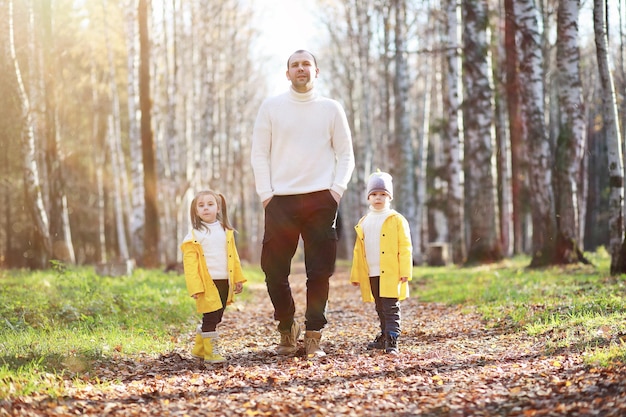 Los niños caminan en el parque de otoño en el otoño.