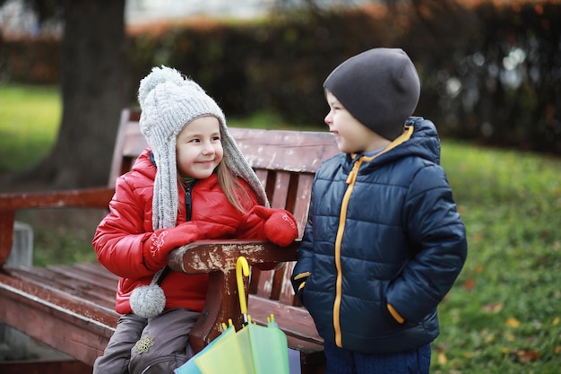 Los niños caminan en el parque de otoño.