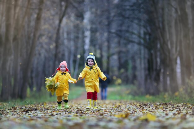 Los niños caminan en el parque de otoño.