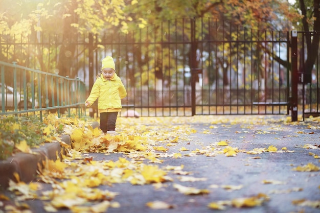 Los niños caminan en el parque de otoño.