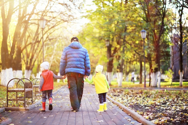 Los niños caminan en el parque de otoño.