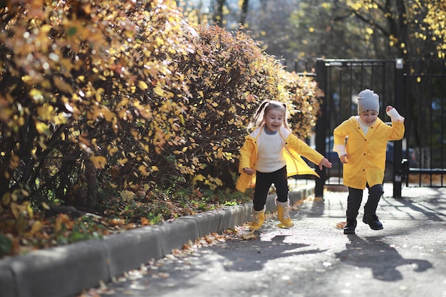 Los niños caminan en el parque de otoño.