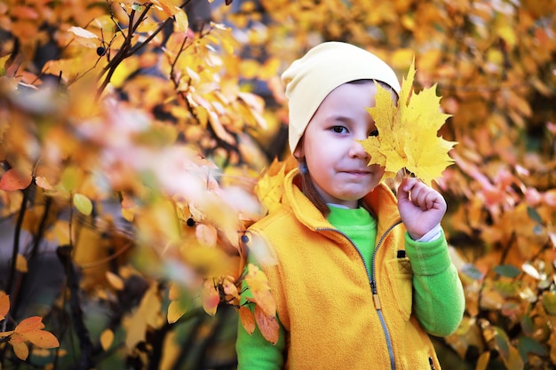 Los niños caminan en el parque de otoño.