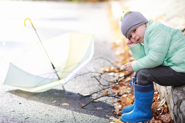 Los niños caminan en el parque de otoño.