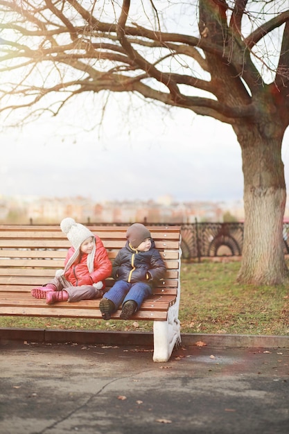 Los niños caminan en el parque de otoño.