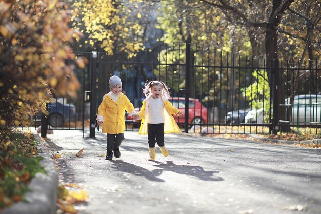 Los niños caminan en el parque de otoño.