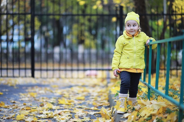 Los niños caminan en el parque de otoño.