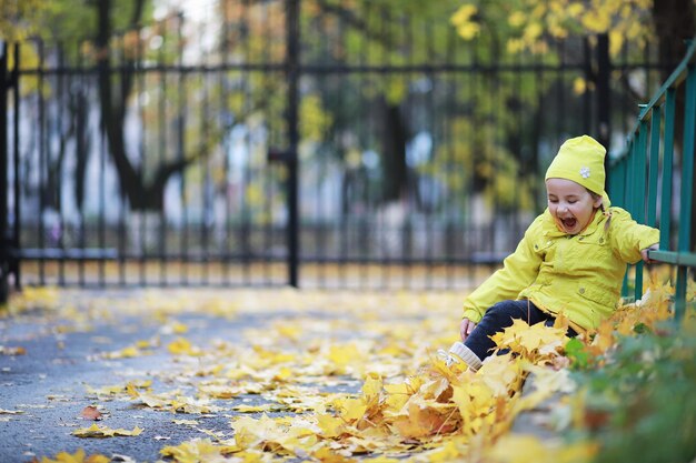 Los niños caminan en el parque de otoño.