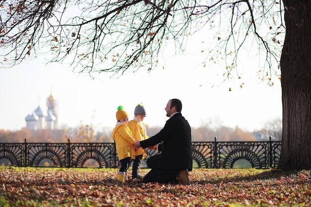 Los niños caminan en el parque de otoño.