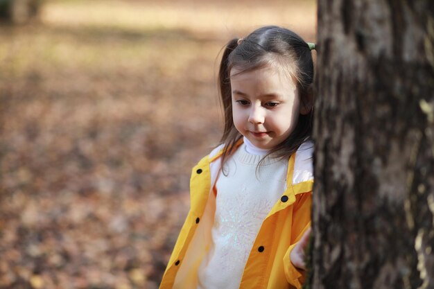 Los niños caminan en el parque de otoño.