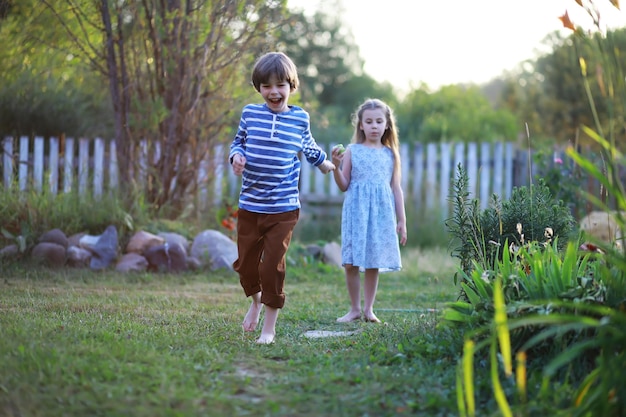 Los niños caminan en verano en la naturaleza Niño en una soleada mañana de primavera en el parque Viajar con niños