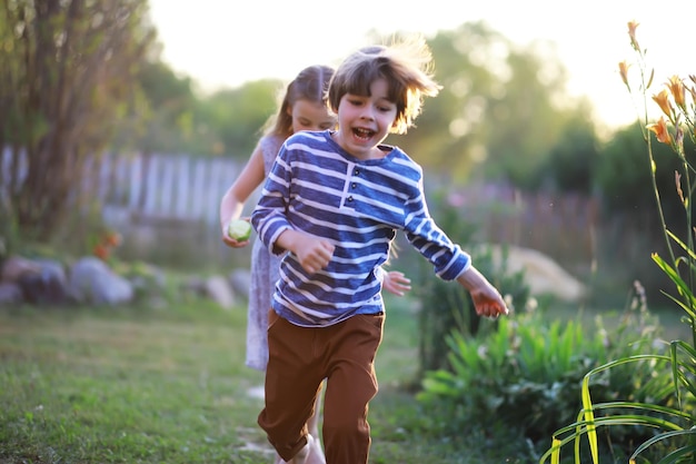 Los niños caminan en verano en la naturaleza Niño en una soleada mañana de primavera en el parque Viajar con niños