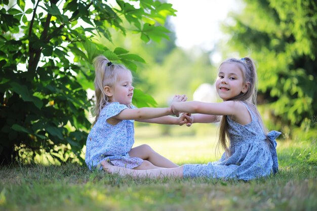 Los niños caminan en verano en la naturaleza Niño en una soleada mañana de primavera en el parque Viajar con niños