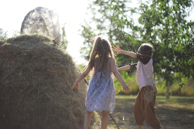 Los niños caminan en verano en la naturaleza Niño en una soleada mañana de primavera en el parque Viajar con niños