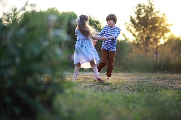 Los niños caminan en verano en la naturaleza Niño en una soleada mañana de primavera en el parque Viajar con niños