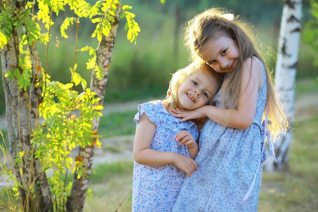 Los niños caminan en verano en la naturaleza Niño en una soleada mañana de primavera en el parque Viajar con niños