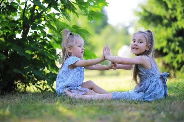 Los niños caminan en verano en la naturaleza Niño en una soleada mañana de primavera en el parque Viajar con niños