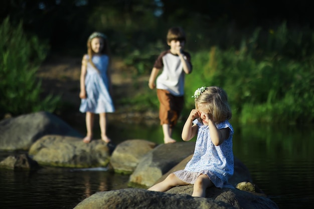 Los niños caminan en verano en la naturaleza Niño en una soleada mañana de primavera en el parque Viajar con niños