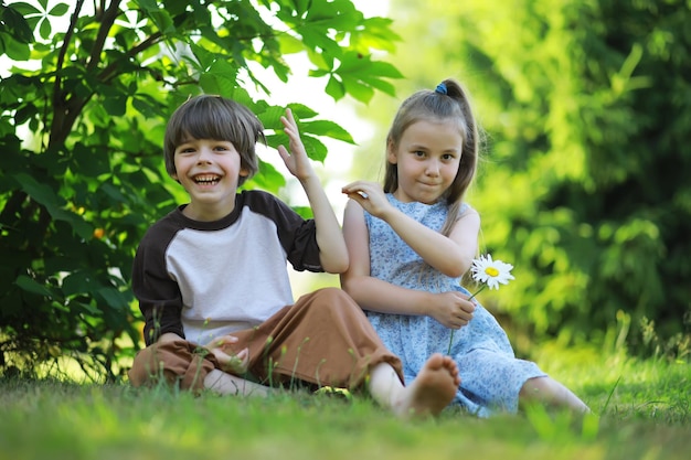 Los niños caminan en verano en la naturaleza Niño en una soleada mañana de primavera en el parque Viajar con niños