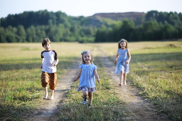 Los niños caminan en verano en la naturaleza Niño en una soleada mañana de primavera en el parque Viajar con niños