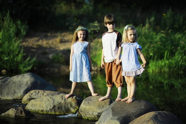 Los niños caminan en verano en la naturaleza Niño en una soleada mañana de primavera en el parque Viajar con niños