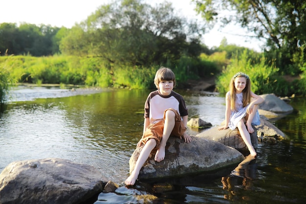 Los niños caminan en verano en la naturaleza Niño en una soleada mañana de primavera en el parque Viajar con niños