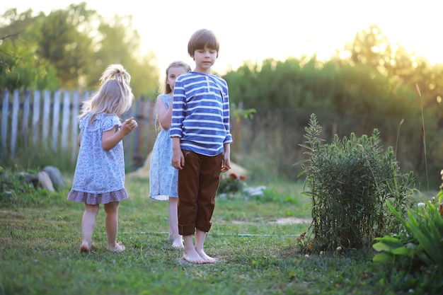 Los niños caminan en verano en la naturaleza Niño en una soleada mañana de primavera en el parque Viajar con niños