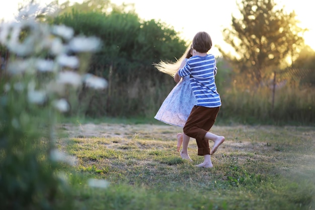 Los niños caminan en verano en la naturaleza Niño en una soleada mañana de primavera en el parque Viajar con niños