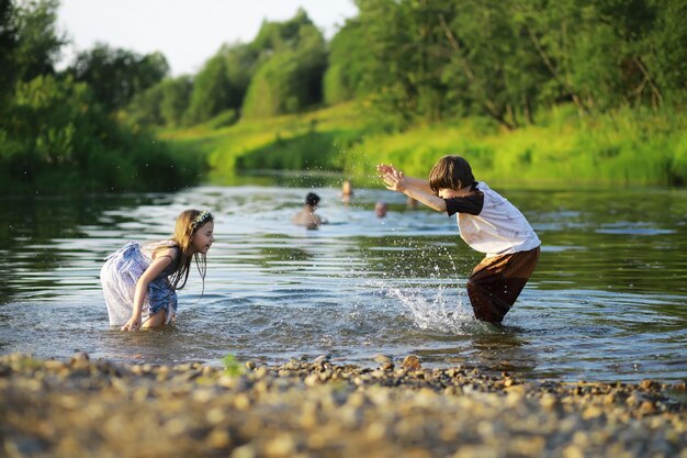 Los niños caminan en verano en la naturaleza Niño en una soleada mañana de primavera en el parque Viajar con niños