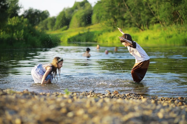 Los niños caminan en verano en la naturaleza Niño en una soleada mañana de primavera en el parque Viajar con niños