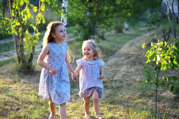 Los niños caminan en verano en la naturaleza Niño en una soleada mañana de primavera en el parque Viajar con niños