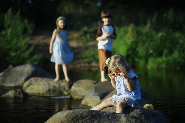 Los niños caminan en verano en la naturaleza Niño en una soleada mañana de primavera en el parque Viajar con niños