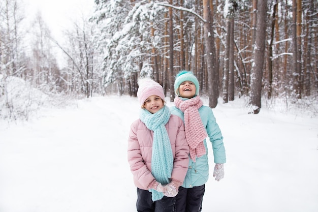 Foto niños caminando en el parque de invierno