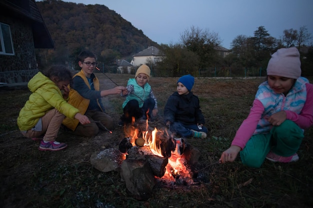 Niños en el campamento junto al fuego.