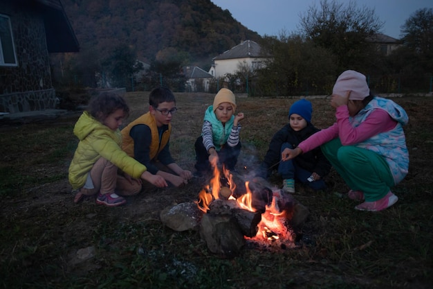 Niños en el campamento junto al fuego.